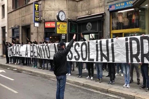 مشجعو لاتسيو يرفعون لافتة تحية لموسوليني في ميلانو