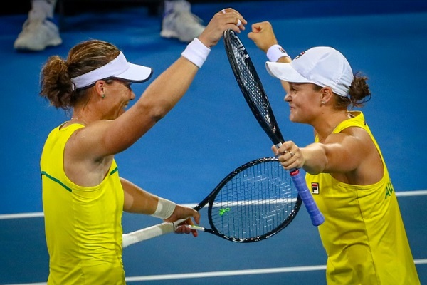 الأستراليتان آشلي بارتي (الى اليمين) وسامنتا ستوسور تحتفلان ببلوغ الدور النهائي لكأس الاتحاد في كرة المضرب في 21 نيسان/أبريل 2019.