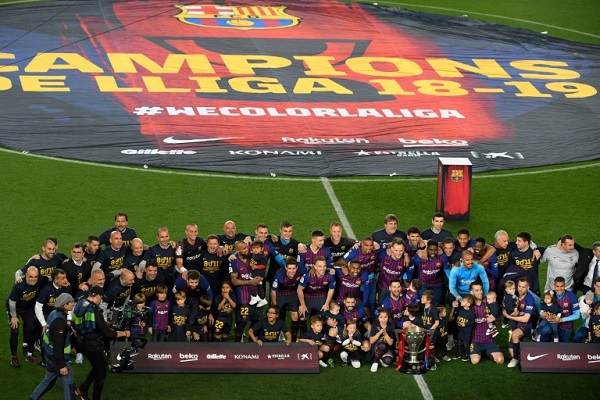 لاعبو فريق برشلونة يحتفلون بتتويجهم بلقب الدوري الإسباني لكرة القدم في 27 نيسان/أبريل 2019.