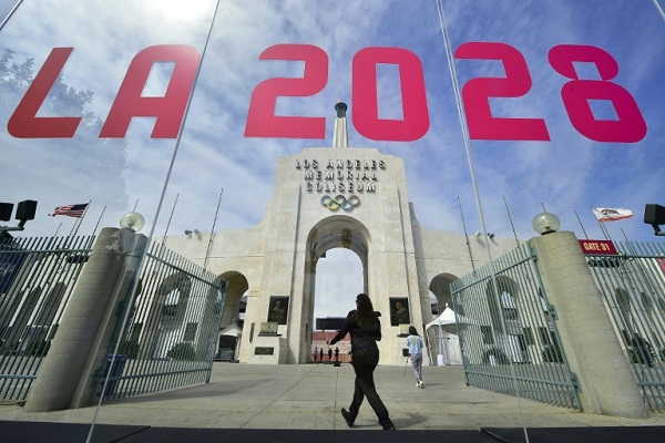 شعار أولمبياد لوس أنجليس 2028 مرفوعا في المدينة الأميركية يوم إعلان نيلها الاستضافة، في 30 نيسان/أبريل 2018.