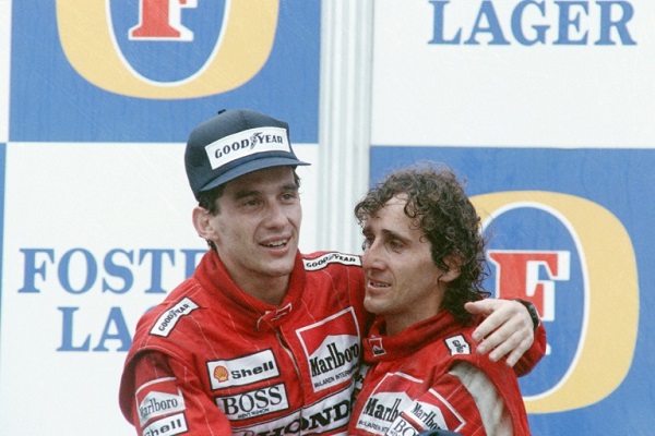 صورة مؤرخة 12 تشرين الثاني/نوفمبر 1988 تجمع بين السائقين البرازيلي إيرتون سينا (الى اليسار) والفرنسي ألان بروست على منصة جائزة أستراليا الكبرى.
