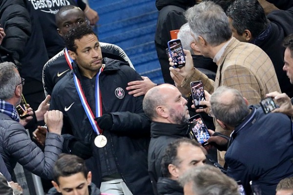 إيقاف نيمار ثلاث مباريات لاشتباكه مع أحد المشجعين في نهائي كأس فرنسا