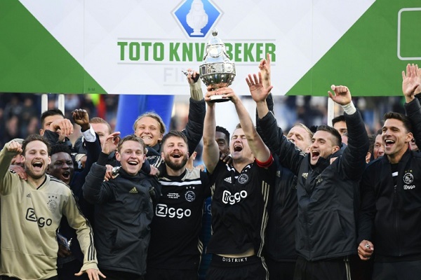 قائد اياكس الهولندي ماتياس دي ليخت يرفع كأس هولندا التي أحرزها فريقه بفوزه في النهائي على فيليم تيلبورغ، روتردام في 5 ايار/مايو 2019