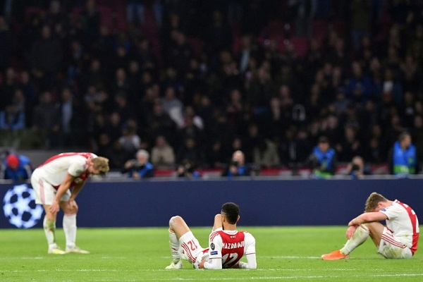 خيبة لاعبي أياكس أمستردام بعد الخروج من الدور نصف النهائي لمسابقة دوري أبطال أوروبا في كرة القدم أمام توتنهام هوتسبر الإنكليزي، في الثامن من أيار/مايو 2019.