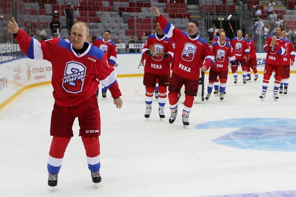 الرئيس الروسي فلاديمير بوتين يحيي الجهور خلال مباراة هوكي على الجليد في سوتشي في 10 ايار/مايو 2019