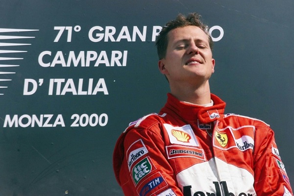 الألماني ميكايل شوماخر بعد فوزه بسباق جائزة إيطاليا الكبرى ضمن بطولة العالم للفورمولا واحد، في 10 أيلول/سبتمبر 2000.
