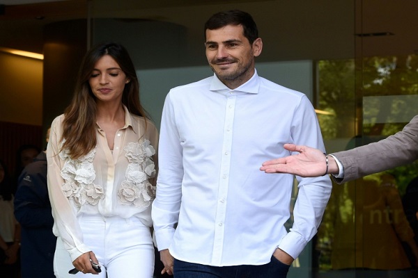 الحارس الإسباني إيكر كاسياس لفريق بورتو البرتغالي يغادر المستشفى ترافقه زوجته سارة كاربونيرا الإثنين 6 أيار/مايو 2019