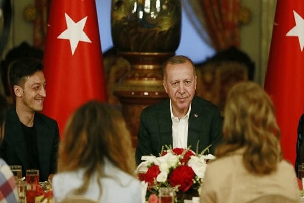 أوزيل بجانب أردوغان خلال مأدبة رمضانية في اسطنبول