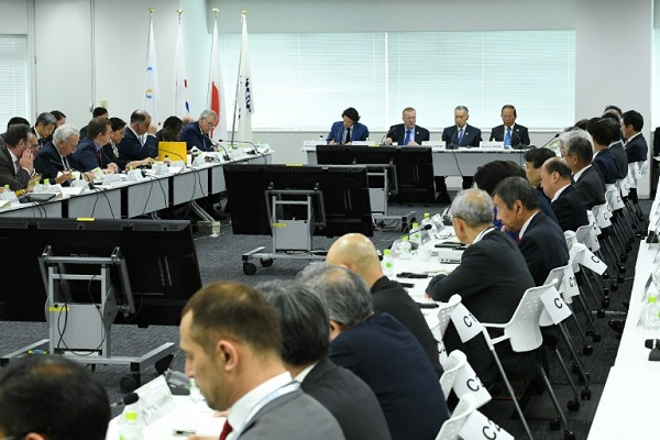 لقطة من اجتماع بين مسؤولي اللجنة الأولمبية الدولية واللجنة المحلية المنظمة لأولمبياد طوكيو 2020، عقد في العاصمة اليابانية 