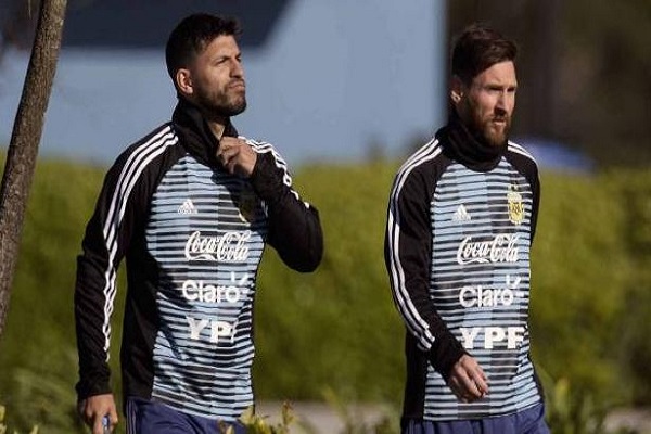 أغويرو يدافع عن ولاء ميسي لمنتخب الأرجنتين