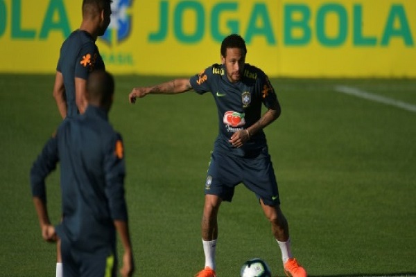 النجم البرازيلي نيمار خلال حصة تدريبية مع منتخب بلاده 