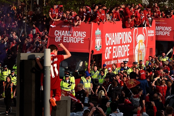 شوارع ليفربول تتحول إلى كرنفال أحمر احتفالا بالأبطال