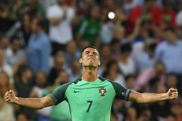 النجم البرتغالي كريستيانو رونالدو يحتفل بالفوز على ويلز في نصف نهائي كأس اوروبا، ليون في 6 تموز/يوليو 2016