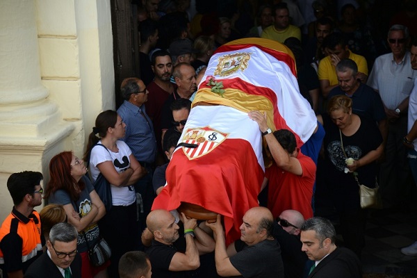 نعش اللاعب رييس الذي قضى بحادث سير، لحظة خروجه من كنيسة سانت ماريا دي ميسا