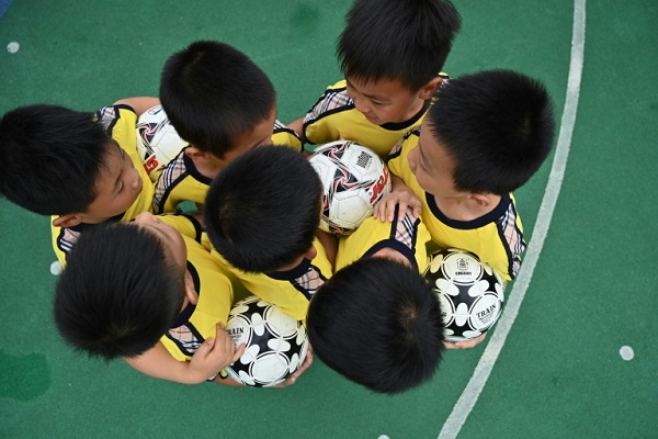 أطفال صينيون خلال تمرين على كرة القدم في روضة أطفال في مدينة شنغهاي الصينية