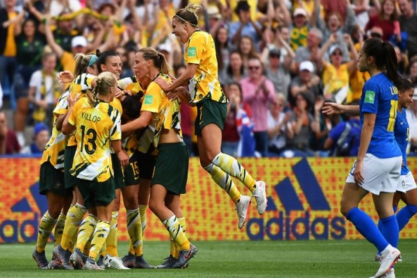 أستراليا تقلب تأخرها أمام البرازيل وتحتفظ بآمالها في مونديال السيدات