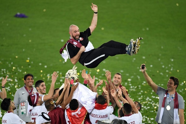 لاعبو منتخب قطر يحتفلون بمدربهم الإسباني فيليكس سانشيز بعد التتويج بلقب كأس آسيا 2019 في الإمارات