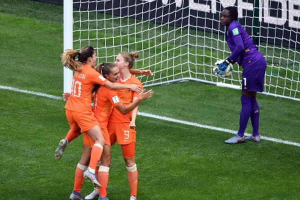 بلغت هولندا الدور ثمن النهائي من كأس العالم في كرة القدم للسيدات المقامة حاليا في فرنسا