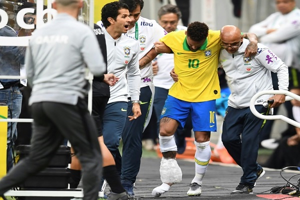 النجم البرازيلي نيمار يغادر ارضية الملعب وقد لف كاحله بكيس من الثلج بعد تعرضه للاصابة في المباراة ضد قطر