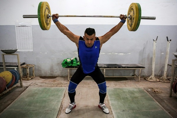 الرباع العراقي صفاء راشد يتدرب في قاعة رياضية في بغداد، في صورة مؤرخة 30 أيار/مايو 2019.