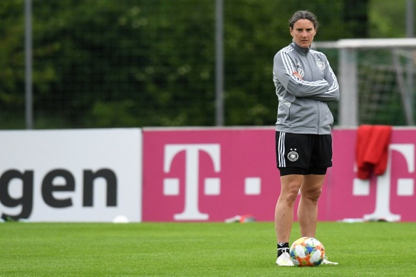 بيرغيت برينتس، المهاجمة السابقة والمتخصصة النفسية في صفوف منتخب السيدات الألماني لكرة القدم، خلال حصة تدريبية