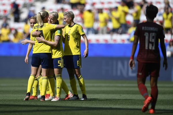 لاعبات منتخب السويد يحتفلن بتسجيلهن الهدف الخامس في مرمى تايلاند في كأس العالم للسيدات المقامة حاليا في فرنسا