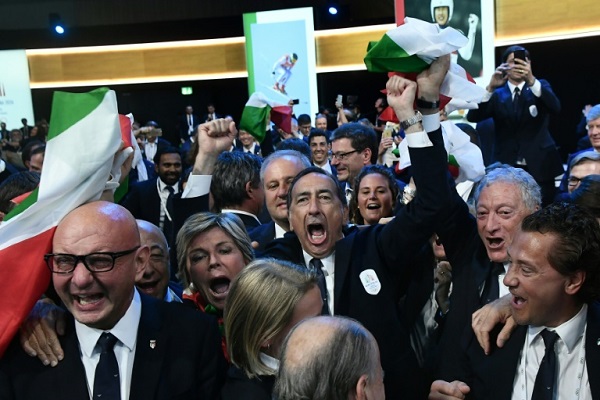 افراد وفد مدينة ميلانو/كورتينا يحتفلون بعد نيل ميدنتهم شرف تنظيم الالعاب الاولمبية الشتوية عام 2026. 
