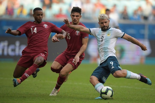  مهاجم الارجنتيني سيرخيو أغويرو يحاول التسديد أمام مدافعين قطريين في مباراة الجولة الثالثة في كوبا أميركا