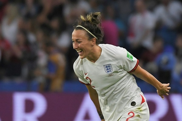 مدافعة منتخب إنكلترا لوسي برونز تحتفل بالهدف لاثالث في مرمى النروج (3-صفر) في لو هافر في ربع نهائي مونديال السيدات في فرنسا في 27 حزيران/يونيو 2019.