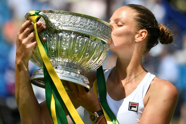 التشيكية كارولينا بليسكوفا تحتفل بلقب دورة إيستبورن الإنكليزية في كرة المضرب، في 29 حزيران/يونيو 2019.