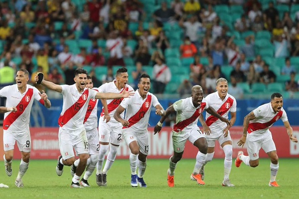 البيرو تفاجىء الأوروغواي بركلات الترجيح وتبلغ نصف النهائي