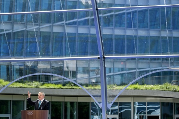 رئيس اللجنة الأولمبية الدولية الألماني توماس باخ يلقي خطابا خلال افتتاح المقر الجديد للجنة الدولية في لوزان. 23 حزيران/يونيو 2019