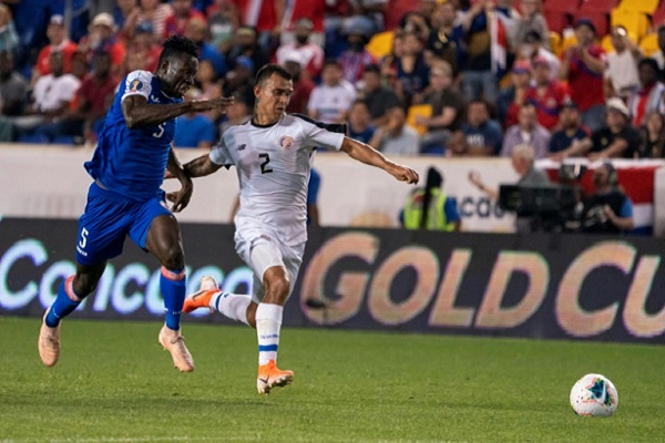 مدافع هايتي جيمي-بند أليكسيس (يسار) يتنافس على الكرة مع جناح كوستاريكا راندال ليال