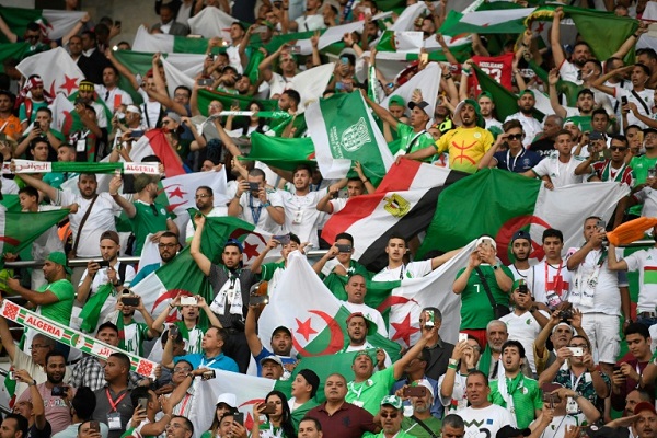 المشجعون الجزائريون يملأون فراغ المدرجات