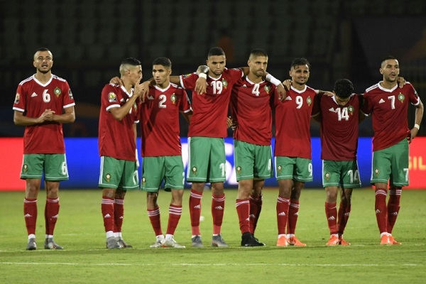 لاعبو المنتخب المغربي خلال الركلات الترجيحية ضد بنين في 5 تموز/يوليو 2019.