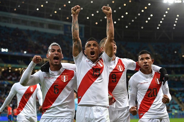 البيرو تجرد تشيلي من اللقب وتضرب موعدا مع البرازيل في النهائي