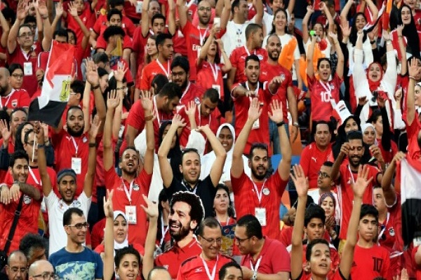 مشجعون للمنتخب المصري خلال مباراة ضد أوغندا في ستاد القاهرة