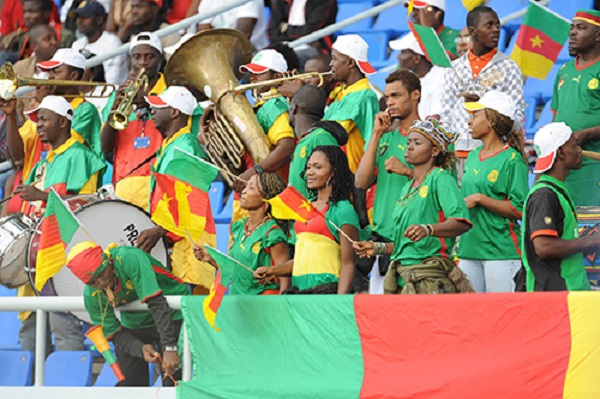 مشجعو الكاميرون يدعمون 
