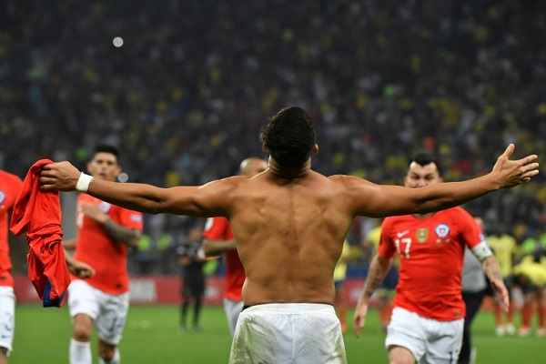 التشيلي أليكسيس سانشيز يحتفل بتسجيل الركلة الترجيحية التي منحت منتخب بلاده التأهل الى نصف نهائي كوبا أميركا على حساب كولومبيا 