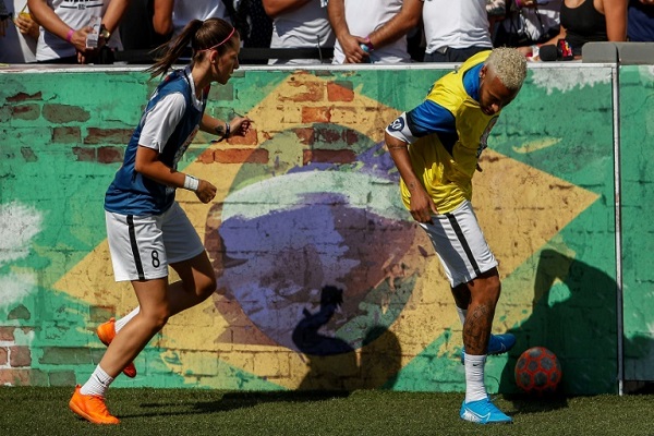 المهاجم البرازيلي نيمار (يمين) خلال مشاركته في دورة لكرة القدم الخماسية لفائدة مؤسسته في برايا غراندي في ساو باولو