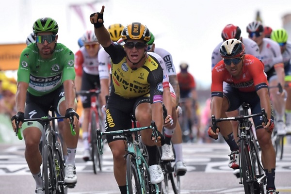 الدراج الهولندي ديلان غرونيجين يحتفل بفوزه بالمرحلة السابعة من طواف فرنسا