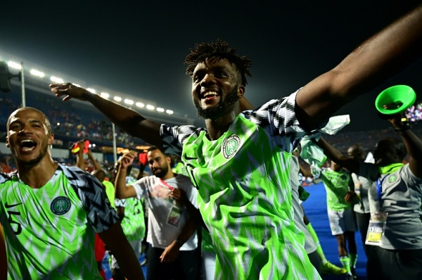 لاعبو المنتخب النيجيري يحتفلون ببلوغ الدور نصف النهائي لكأس الأمم الإفريقية
