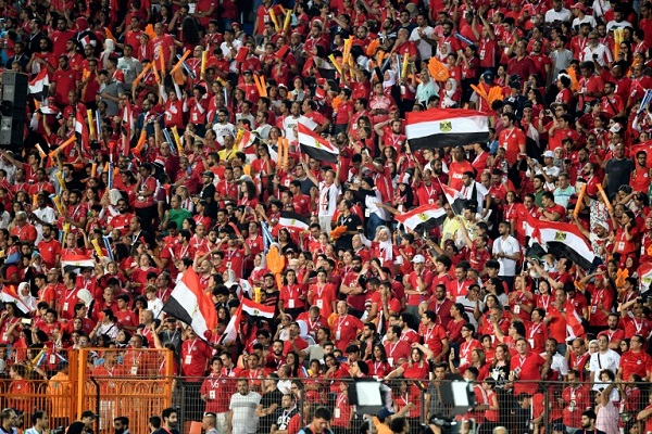 مشجعون مصريون في مدرجات ستاد القاهرة خلال المباراة ضد جنوب إفريقيا 