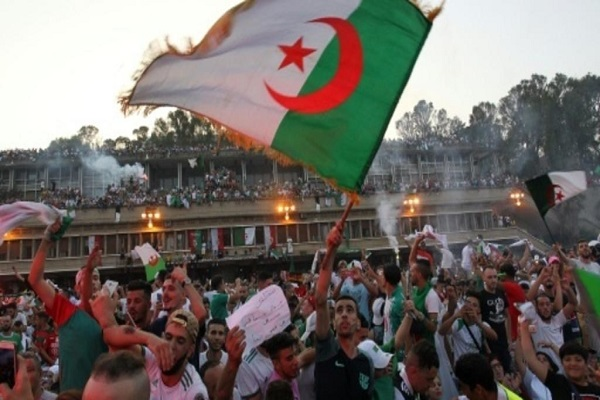 جزائريون يحتفلون في شوارع العاصمة بفوز منتخب بلادهم بلقب كأس الأمم الإفريقية 