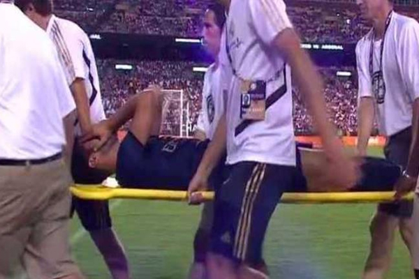 اصيب إسينسيو في الدقيقة 65 بعدما دخل بديلا، وتم اخراجه من الملعب على الحمالة