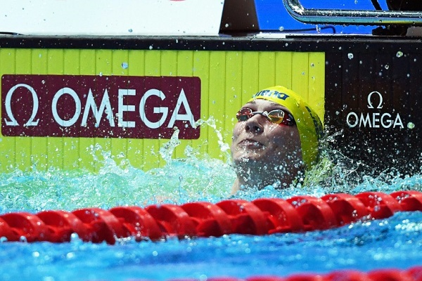 السويدية سارة سيوستروم بعد فوزها بذهبية سباق 50 م فراشة ضمن بطولة العالم للسباحة