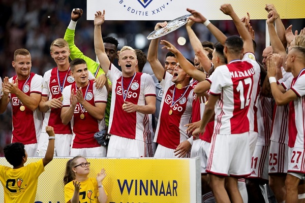 لاعبو اياكس امستردام يحتفلون بلقب الكاس السوبر الهولندي لعام 2019