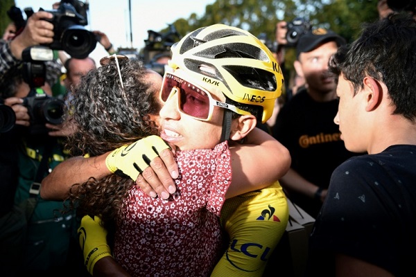 الكولومبي إيغان برنال يحتفل مع صديقته ثيومي غيريرو بتتويجه بلقب بطل طواف فرنسا للدراجات الهوائية