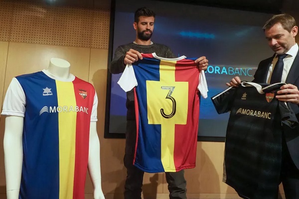 قلب دفاع برشلونة جيرار بيكيه يحمل قميص فريق أف سي أندورا