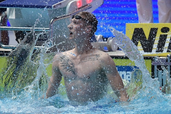 السباح الألماني فلوريان فلبروك بعد فوزه بذهبية 1500 م حرة في بطولة العالم